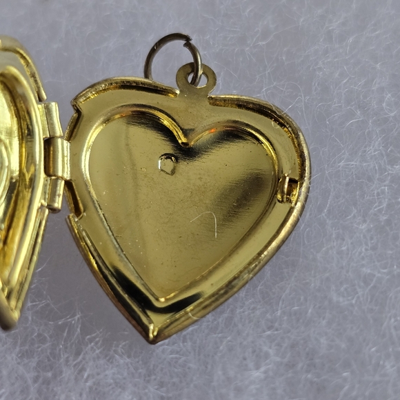 Vintage heart locket pendant gold tone photo holder - Picture 8 of 13